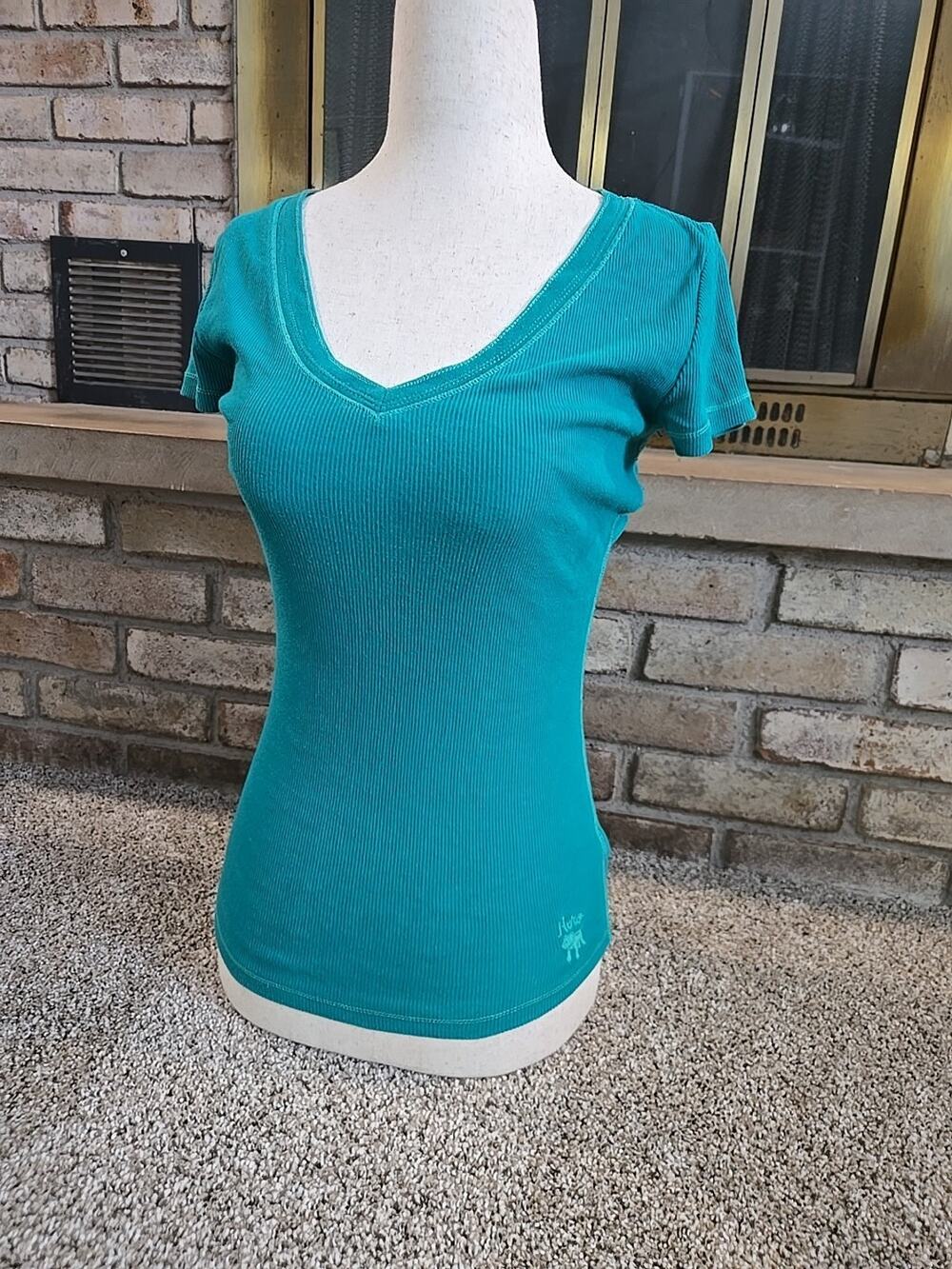 Aeropostale Ribbed Vneck Bull Dog Logo Baby Tee Womans Sz Medium Bella Swan Vamp
